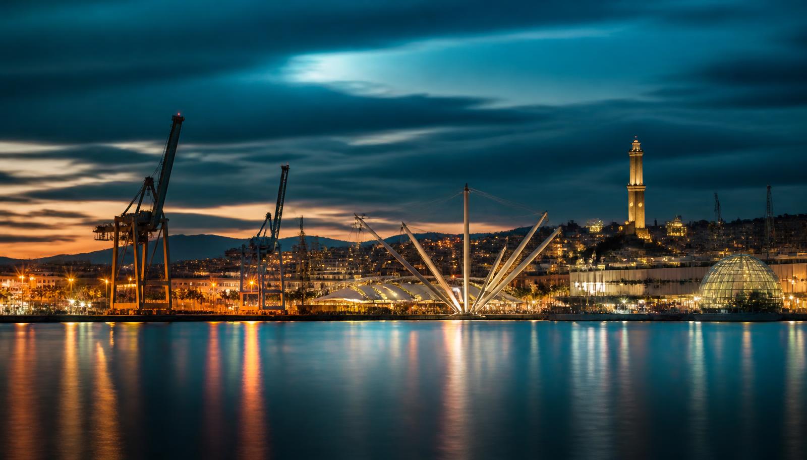 Il waterfront e il Porto Antico di Genova illuminati al crepuscolo